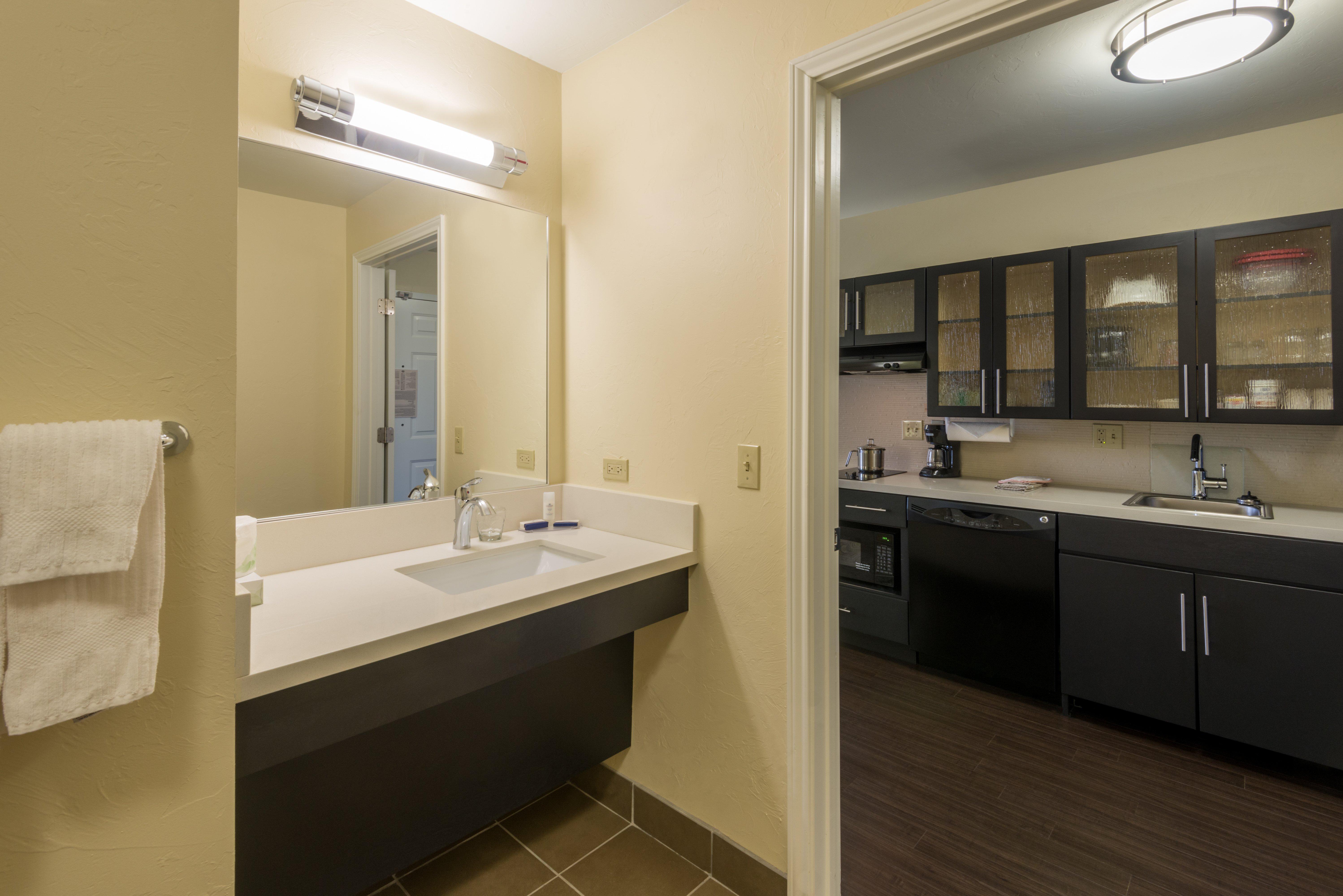 Candlewood Suites Del City By Ihg Esterno foto